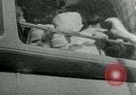 Immagine di Persone evacuare bombardato fuori città tedesca Germania, 1944, secondo 38 filmato di repertorio 65675053986