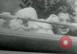 Immagine di Persone evacuare bombardato fuori città tedesca Germania, 1944, secondo 39 filmato di repertorio 65675053986