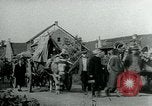 Immagine di Persone evacuare bombardato fuori città tedesca Germania, 1944, secondo 40 filmato di repertorio 65675053986
