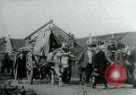 Immagine di Persone evacuare bombardato fuori città tedesca Germania, 1944, secondo 41 filmato di repertorio 65675053986