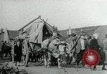 Immagine di Persone evacuare bombardato fuori città tedesca Germania, 1944, secondo 42 filmato di repertorio 65675053986