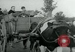 Immagine di Persone evacuare bombardato fuori città tedesca Germania, 1944, secondo 43 filmato di repertorio 65675053986