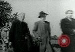 Immagine di Persone evacuare bombardato fuori città tedesca Germania, 1944, secondo 46 filmato di repertorio 65675053986