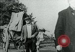 Immagine di Persone evacuare bombardato fuori città tedesca Germania, 1944, secondo 48 filmato di repertorio 65675053986