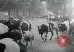 Immagine di Persone evacuare bombardato fuori città tedesca Germania, 1944, secondo 53 filmato di repertorio 65675053986
