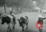 Immagine di Persone evacuare bombardato fuori città tedesca Germania, 1944, secondo 55 filmato di repertorio 65675053986