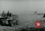 Immagine di Aerei tedeschi bomba posizioni sovietica Fronte orientale teatro europeo, 1944, secondo 14 filmato di repertorio 65675054006