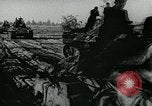 Immagine di Aerei tedeschi bomba posizioni sovietica Fronte orientale teatro europeo, 1944, secondo 33 filmato di repertorio 65675054006