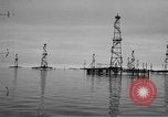 Standbild Bohrinseln am Kaspischen Meer, 1947, aus Sekunde 8 historischem Filmmaterial Videoclip 65675054025