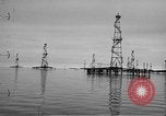 Standbild Bohrinseln am Kaspischen Meer, 1947, aus Sekunde 9 historischem Filmmaterial Videoclip 65675054025