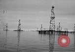 Standbild Bohrinseln am Kaspischen Meer, 1947, aus Sekunde 10 historischem Filmmaterial Videoclip 65675054025