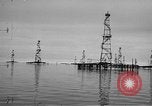 Standbild Bohrinseln am Kaspischen Meer, 1947, aus Sekunde 11 historischem Filmmaterial Videoclip 65675054025