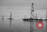 Standbild Bohrinseln am Kaspischen Meer, 1947, aus Sekunde 12 historischem Filmmaterial Videoclip 65675054025