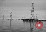 Standbild Bohrinseln am Kaspischen Meer, 1947, aus Sekunde 14 historischem Filmmaterial Videoclip 65675054025