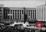 Immagine di Istituto siberiano della metallurgia statua di Ordzhonikidze Novokuznetsk Russia Unione Sovietica, 1949, secondo 33 filmato di repertorio 65675054028