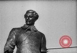 Immagine di Istituto siberiano della metallurgia statua di Ordzhonikidze Novokuznetsk Russia Unione Sovietica, 1949, secondo 37 filmato di repertorio 65675054028