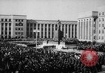 Immagine di Istituto siberiano della metallurgia statua di Ordzhonikidze Novokuznetsk Russia Unione Sovietica, 1949, secondo 43 filmato di repertorio 65675054028