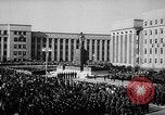 Immagine di Istituto siberiano della metallurgia statua di Ordzhonikidze Novokuznetsk Russia Unione Sovietica, 1949, secondo 44 filmato di repertorio 65675054028