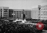 Immagine di Istituto siberiano della metallurgia statua di Ordzhonikidze Novokuznetsk Russia Unione Sovietica, 1949, secondo 45 filmato di repertorio 65675054028