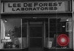 Standbild Lee de Forest Laboratories Hollywood Los Angeles California USA, 1939, aus Sekunde 15 historischem Filmmaterial Videoclip 65675054137