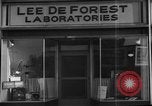 Standbild Lee de Forest Laboratories Hollywood Los Angeles California USA, 1939, aus Sekunde 16 historischem Filmmaterial Videoclip 65675054137