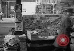 Standbild Zeitung abgewürgt New York City USA, 1940, aus Sekunde 10 historischem Filmmaterial Videoclip 65675054141