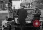 Standbild Zeitung abgewürgt New York City USA, 1940, aus Sekunde 13 historischem Filmmaterial Videoclip 65675054141