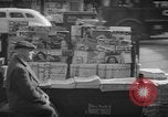 Standbild Zeitung abgewürgt New York City USA, 1940, aus Sekunde 44 historischem Filmmaterial Videoclip 65675054141