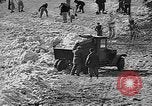Standbild Frühe Skispringen Cary Illinois USA, 1932, aus Sekunde 16 historischem Filmmaterial Videoclip 65675054198