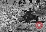 Standbild Frühe Skispringen Cary Illinois USA, 1932, aus Sekunde 17 historischem Filmmaterial Videoclip 65675054198