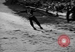 Standbild Frühe Skispringen Cary Illinois USA, 1932, aus Sekunde 34 historischem Filmmaterial Videoclip 65675054198