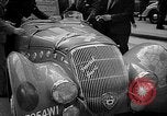 Standbild Automobile Show Paris Frankreich, 1938, aus Sekunde 14 historischem Filmmaterial Videoclip 65675054209