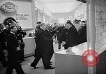 Standbild Automobile Show Paris Frankreich, 1938, aus Sekunde 22 historischem Filmmaterial Videoclip 65675054209