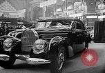 Standbild Automobile Show Paris Frankreich, 1938, aus Sekunde 27 historischem Filmmaterial Videoclip 65675054209
