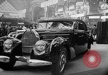 Standbild Automobile Show Paris Frankreich, 1938, aus Sekunde 28 historischem Filmmaterial Videoclip 65675054209