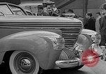 Standbild Automobile Show Paris Frankreich, 1938, aus Sekunde 32 historischem Filmmaterial Videoclip 65675054209