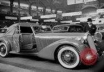 Standbild Automobile Show Paris Frankreich, 1938, aus Sekunde 33 historischem Filmmaterial Videoclip 65675054209