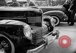 Standbild Automobile Show Paris Frankreich, 1938, aus Sekunde 35 historischem Filmmaterial Videoclip 65675054209