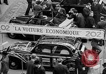 Standbild Automobile Show Paris Frankreich, 1938, aus Sekunde 41 historischem Filmmaterial Videoclip 65675054209