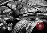 Standbild Automobile Show Paris Frankreich, 1938, aus Sekunde 44 historischem Filmmaterial Videoclip 65675054209