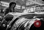 Standbild Automobile Show Paris Frankreich, 1938, aus Sekunde 45 historischem Filmmaterial Videoclip 65675054209