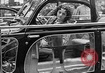 Standbild Automobile Show Paris Frankreich, 1938, aus Sekunde 47 historischem Filmmaterial Videoclip 65675054209