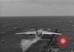 Standbild USS Shangri La Atlantik, 1960, aus Sekunde 29 historischem Filmmaterial Videoclip 65675054252