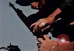 Immagine di Armi da fuoco Il Sud Est asiatico, 1966, secondo 17 filmato di repertorio 65675054299