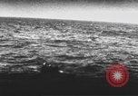 Standbild Überlebende in Rettungsbooten von USS Wasp CV-7 Pacific Theater, 1942, aus Sekunde 4 historischem Filmmaterial Videoclip 65675054327