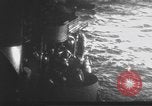 Standbild Überlebende in Rettungsbooten von USS Wasp CV-7 Pacific Theater, 1942, aus Sekunde 6 historischem Filmmaterial Videoclip 65675054327
