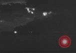 Standbild Überlebende in Rettungsbooten von USS Wasp CV-7 Pacific Theater, 1942, aus Sekunde 25 historischem Filmmaterial Videoclip 65675054327