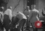 Standbild Philippe Petain Weinproben während Ersten Weltkrieg Frankreich, 1917, aus Sekunde 28 historischem Filmmaterial Videoclip 65675054357