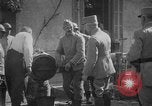 Standbild Philippe Petain Weinproben während Ersten Weltkrieg Frankreich, 1917, aus Sekunde 32 historischem Filmmaterial Videoclip 65675054357