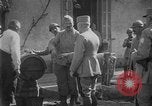 Standbild Philippe Petain Weinproben während Ersten Weltkrieg Frankreich, 1917, aus Sekunde 33 historischem Filmmaterial Videoclip 65675054357